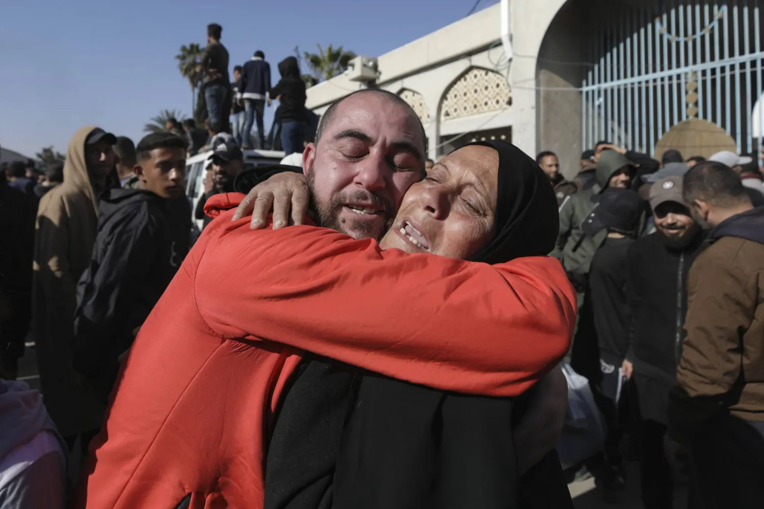 ترحيب بالأسرى المحررين في خان يونس السبت (أ.ب)