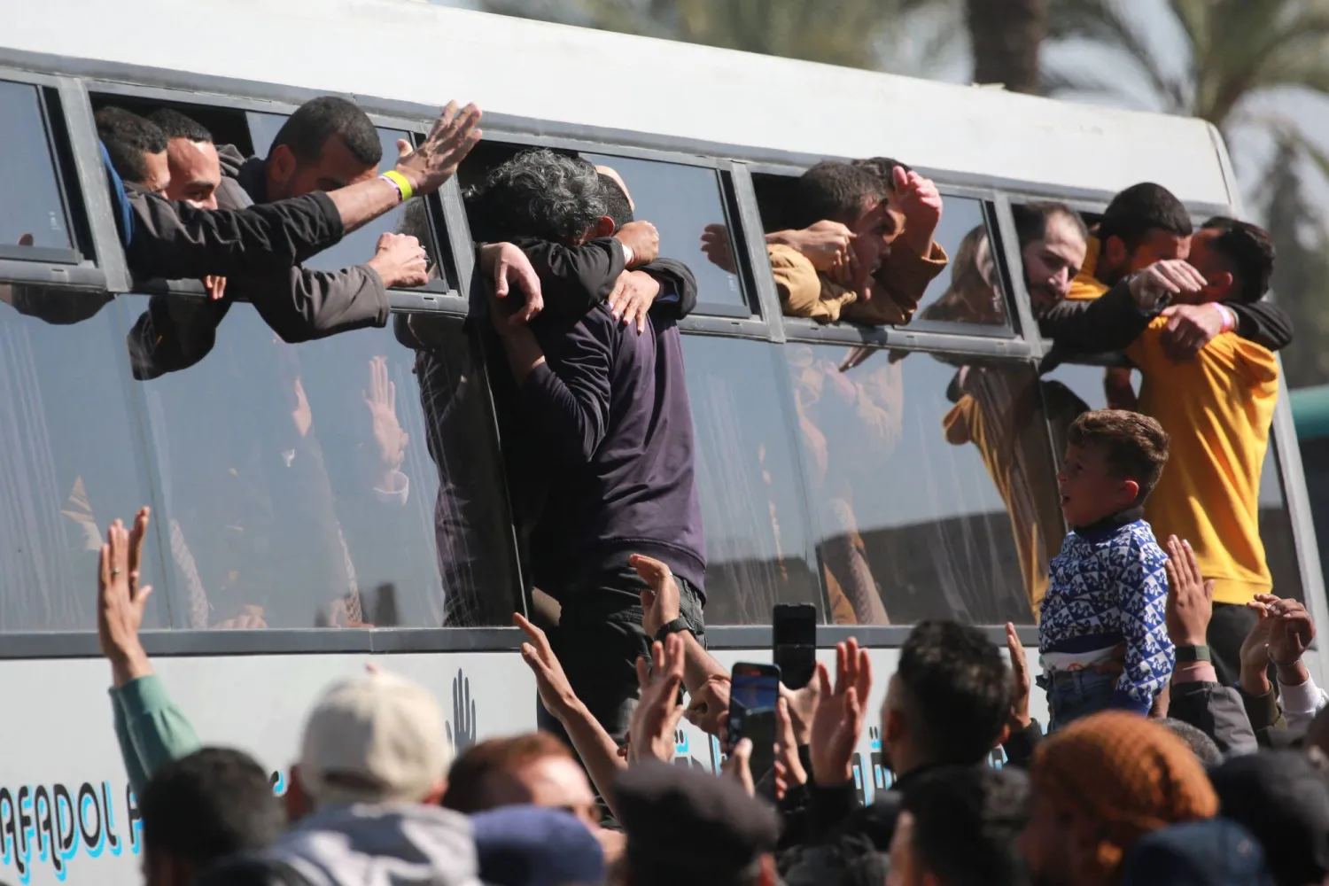 حافلة تقل فلسطينيين أفرجت عنهم إسرائيل في خان يونس السبت (أ.ف.ب)