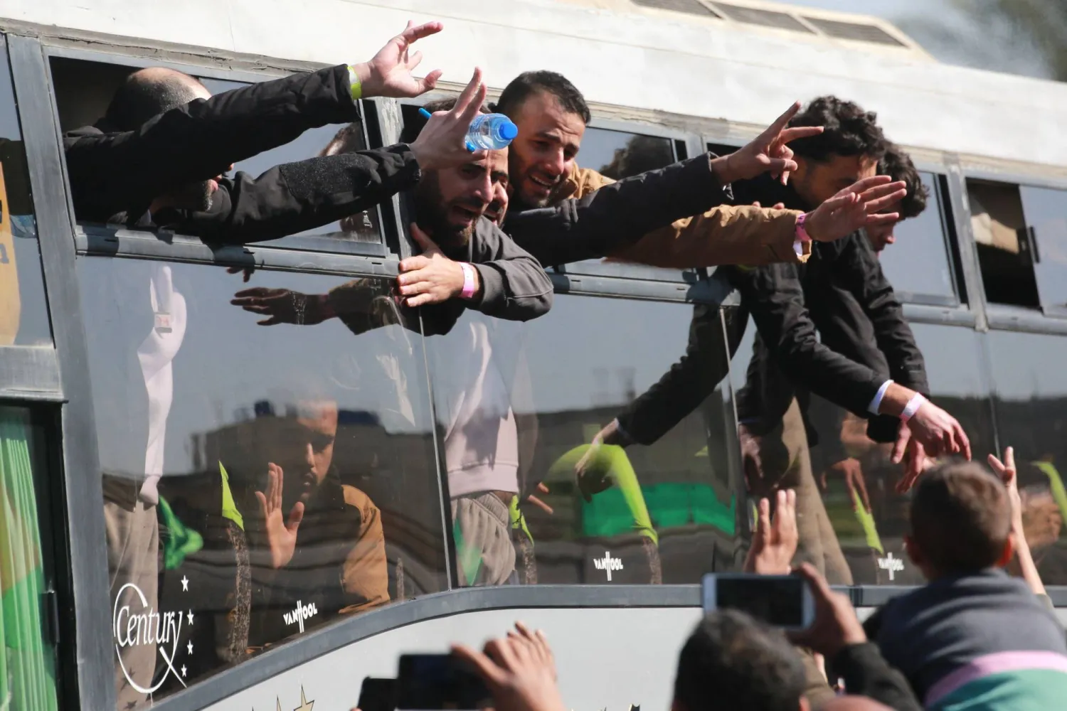 فلسطينيون مفرج عنهم بموجب صفقة التبادل لدى وصولهم إلى خان يونس (أ.ف.ب)