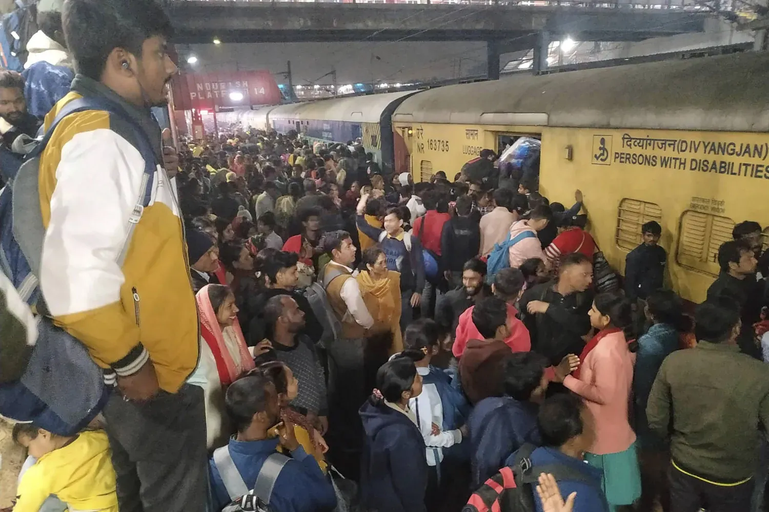 Hindistan'ın Yeni Delhi tren istasyonunda trene binmek için akın eden yolcular (AP)