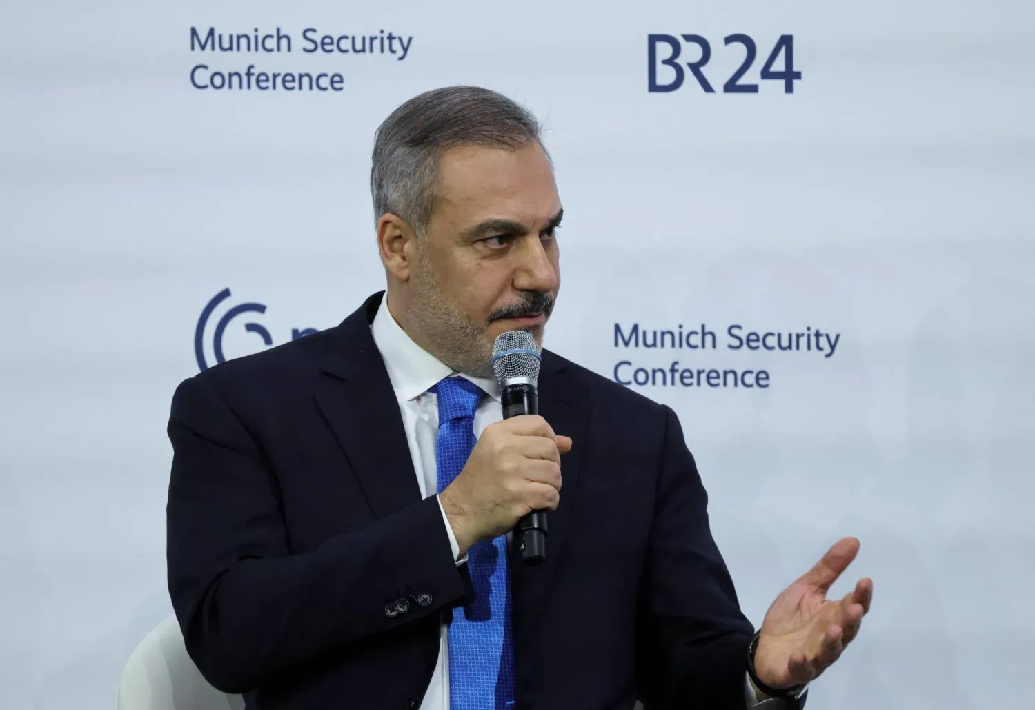 Türkiye Dışişleri Bakanı Hakan Fidan, Münih Güvenlik Konferansı'nda Suriye konulu müzakere oturumunda konuşuyor (Reuters)