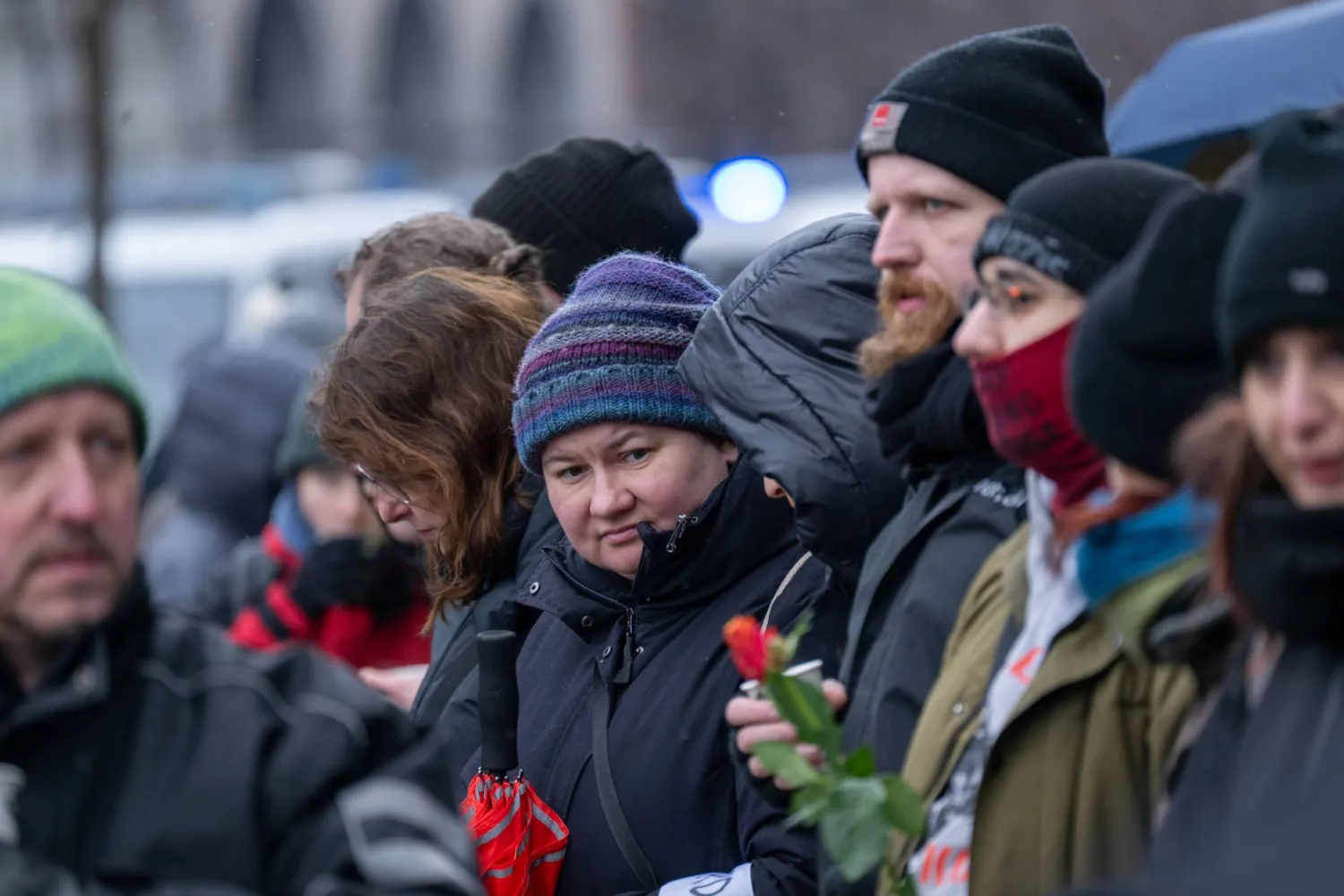 شكل نساء ورجال سلسلة بشرية حول موقع النصب التذكاري لضحايا هجوم ميونيخ المميت الذي وقع في 13 فبراير 2025 ويمنعون آخرين من وضع الزهور... ويحتج المئات على الاستغلال السياسي للهجوم (د.ب.أ)