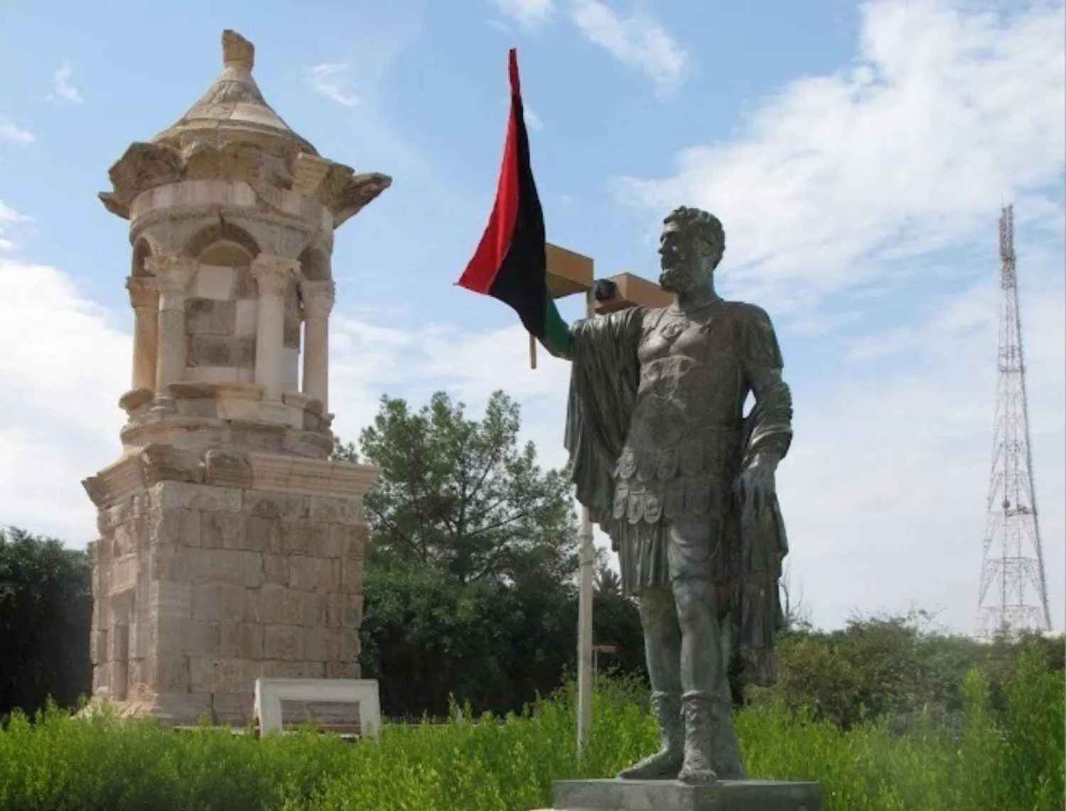 تمثال الإمبراطور الروماني سبتيموس سيفيروس أمام متحف مدينة لبدة الكبرى الأثرية (الشرق الأوسط)