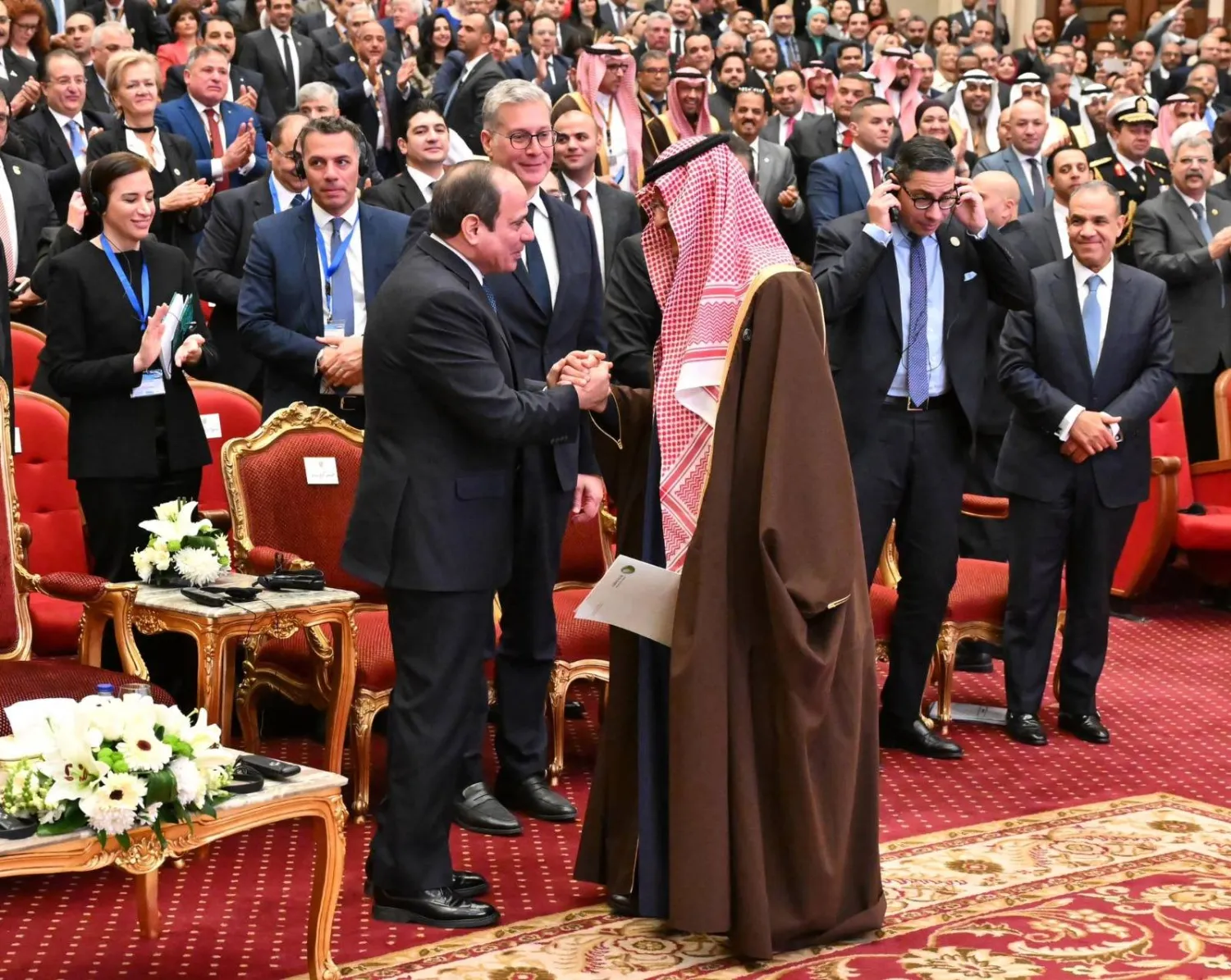 الأمير عبد العزيز بن سلمان وزير الطاقة السعودي يتلقى تحية الرئيس المصري عقب كلمته بمؤتمر «إيجبس 2025»  (الرئاسة المصرية)