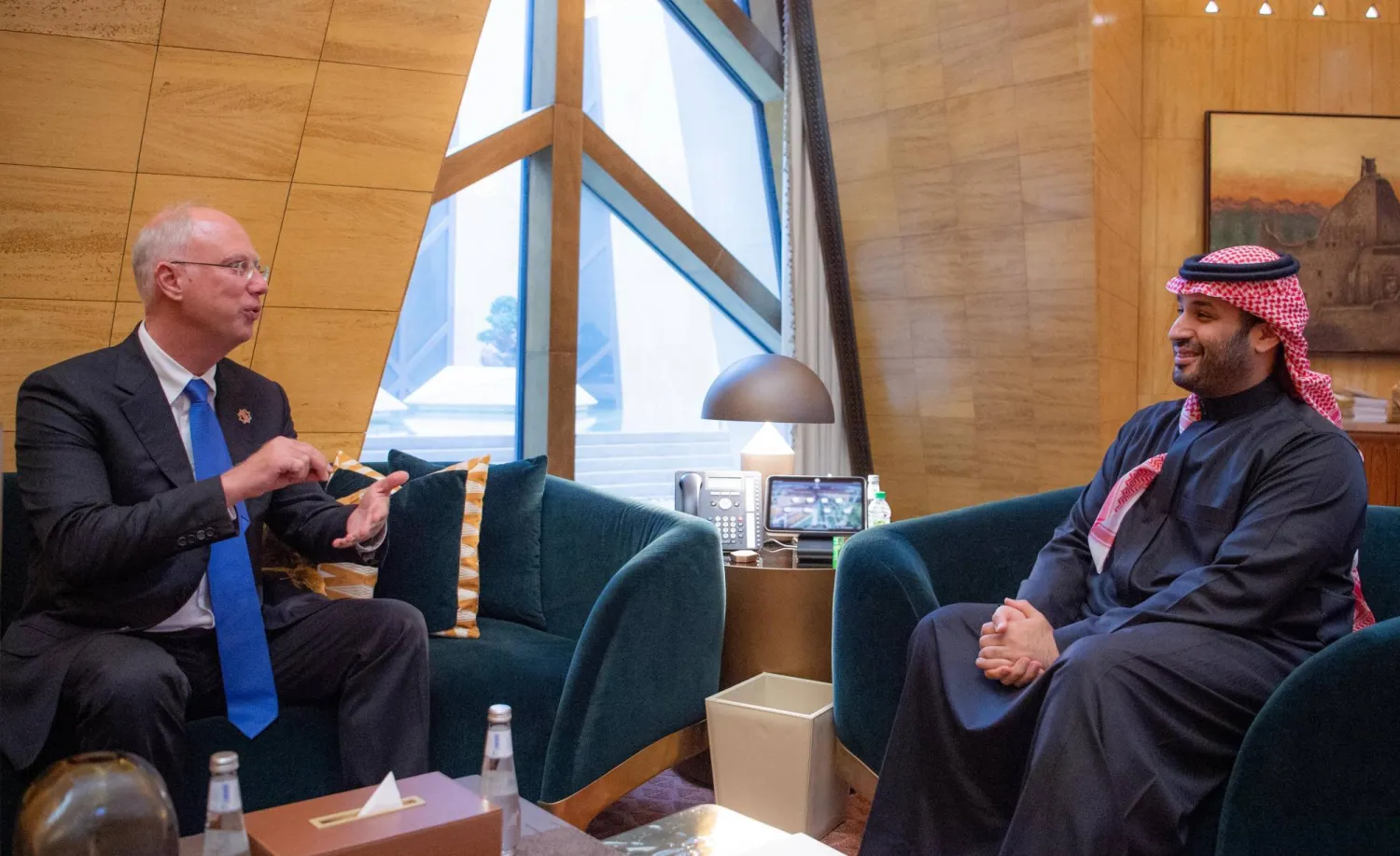 ولي العهد السعودي خلال استقباله رئيس صندوق الاستثمارات الروسي في الرياض (واس)