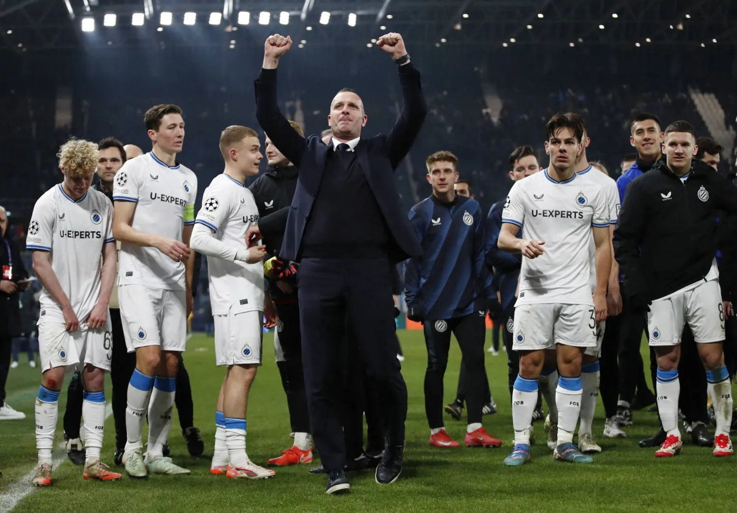 نيكي هاين مدرب كلوب بروغ يحيي جماهير فريقه عقب التأهل (رويترز)