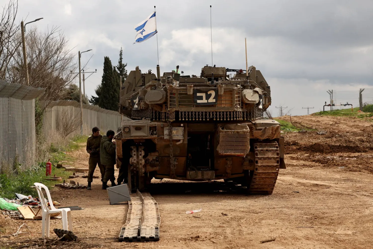 جنود إسرائيليون يتموضعون قرب الحدود مع لبنان (إ.ب.أ) 