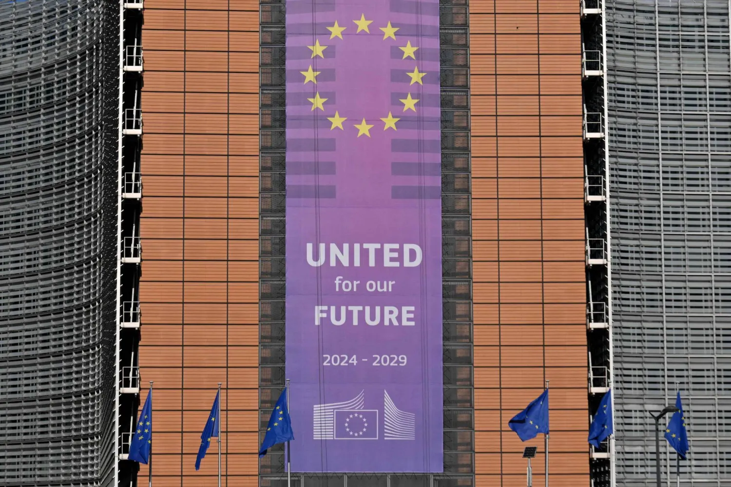 واجهة المبنى الذي يضم مقر المفوضيّة الأوروبية في بروكسل... 18 فبراير 2025 (أ.ف.ب)