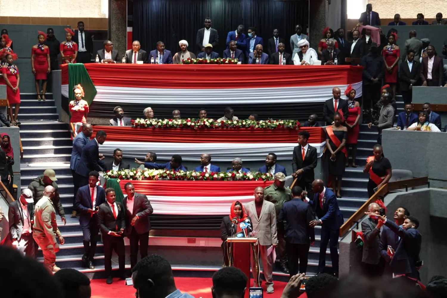 ممثلون لأحزاب سياسية وقادة لحركات مسلحة خلال مشاركتهم في اجتماعات لتشكيل حكومة في المناطق التي تسيطر عليها «قوات الدعم السريع» في السودان بنيروبي الثلاثاء (د.ب.أ)