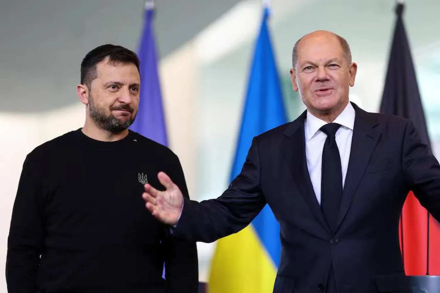 قال المستشار الألماني أولاف شولتس إن «عدم الاعتراف بشرعية الرئيس (فولوديمير) زيلينسكي الديمقراطية هو بكل بساطة خاطئ وخطير» في رد على كلام الرئيس الأميركي دونالد ترمب (رويترز)