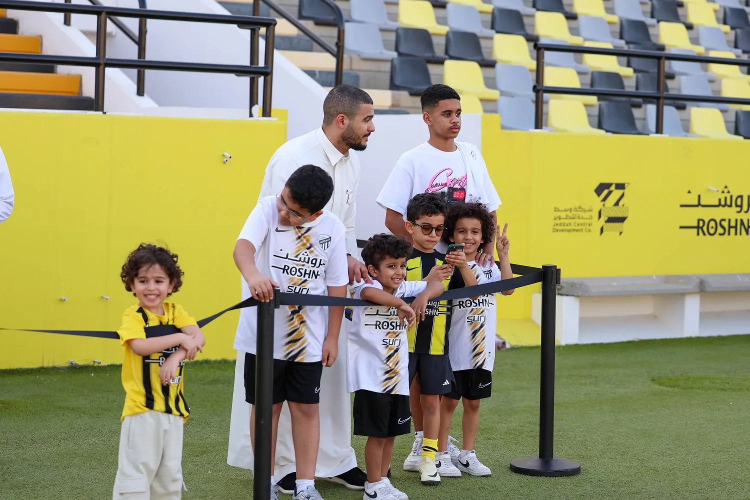 أطفال يحضرون لمشاهدة نجوم الاتحاد (نادي الاتحاد)