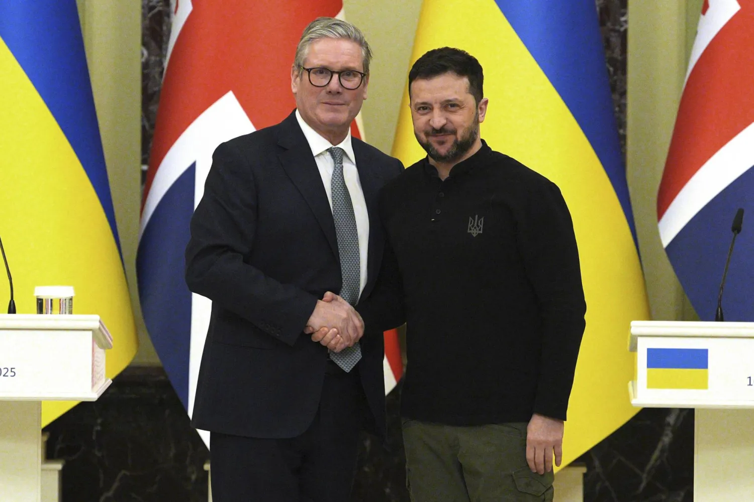 الرئيس الأوكراني فولوديمير زيلينسكي ورئيس الوزراء البريطاني كير ستارمر (أرشيفية - أ.ب)