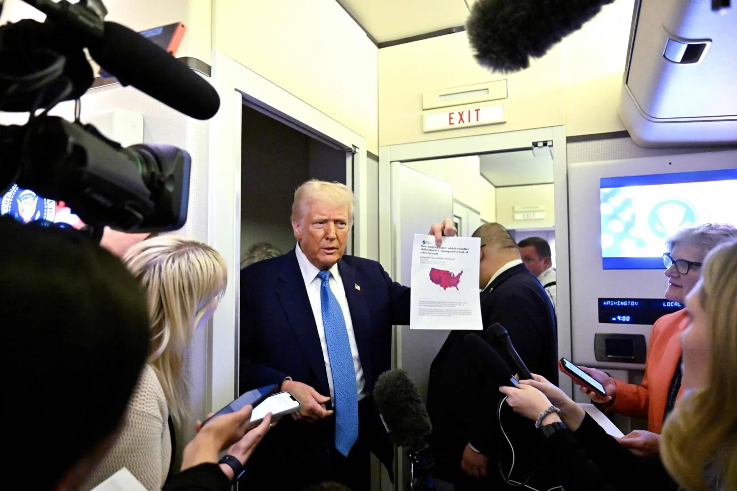 ترمب خلال حديثه للصحافيين على متن الطائرة الرئاسية «إير فورس وان» (أ.ف.ب)