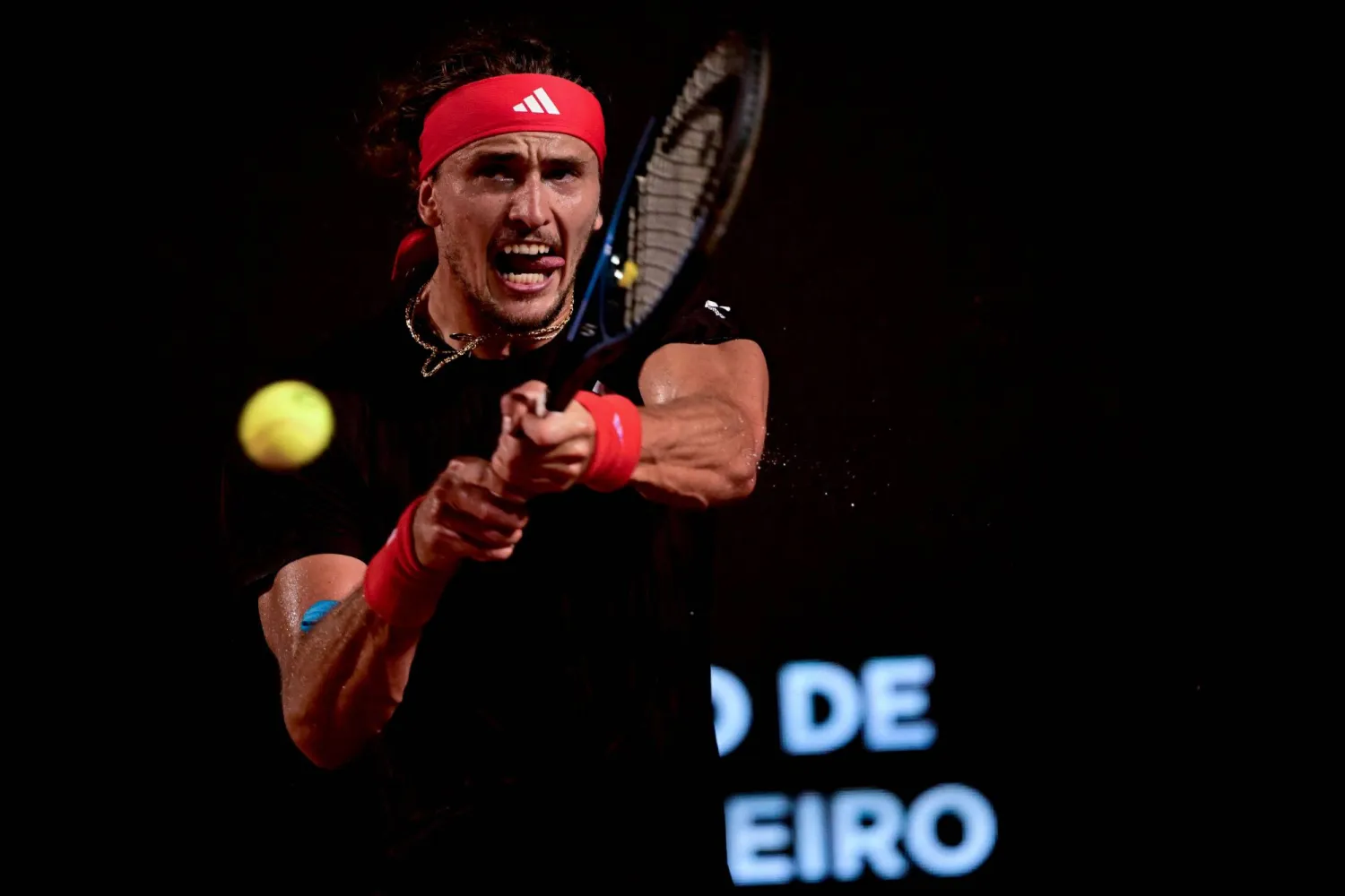 زفيريف استهل مغامرته بفوز صعب أيضاً على الصيني يونشاوكيتي بو (أ.ف.ب)