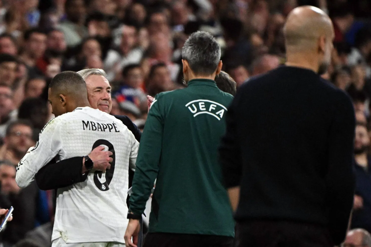 أنشيلوتي يحتضن مبابي بعد الفوز المثير (أ.ف.ب)