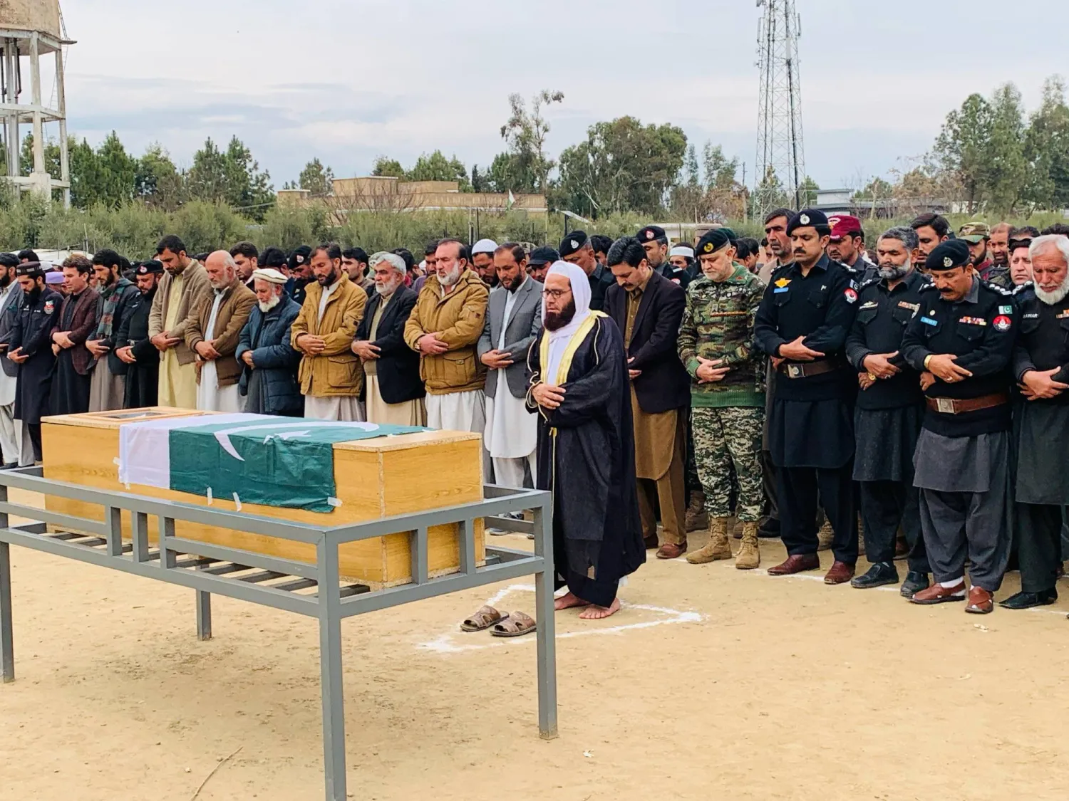 مسؤولون أمنيون باكستانيون يحضرون جنازة ضابط شرطة قُتل على يد مسلحين مشتبه بهم أثناء مرافقته للعاملين الصحيين في مجال التطعيم ضد شلل الأطفال بالقرب من الحدود الأفغانية في باجور بباكستان - 19 فبراير 2025 (إ.ب.أ)