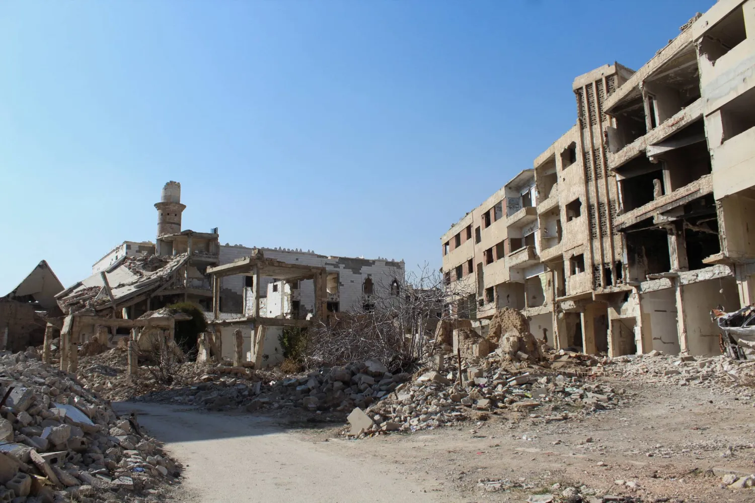 مسجد متضرر في جوبر على مشارف دمشق (رويترز)