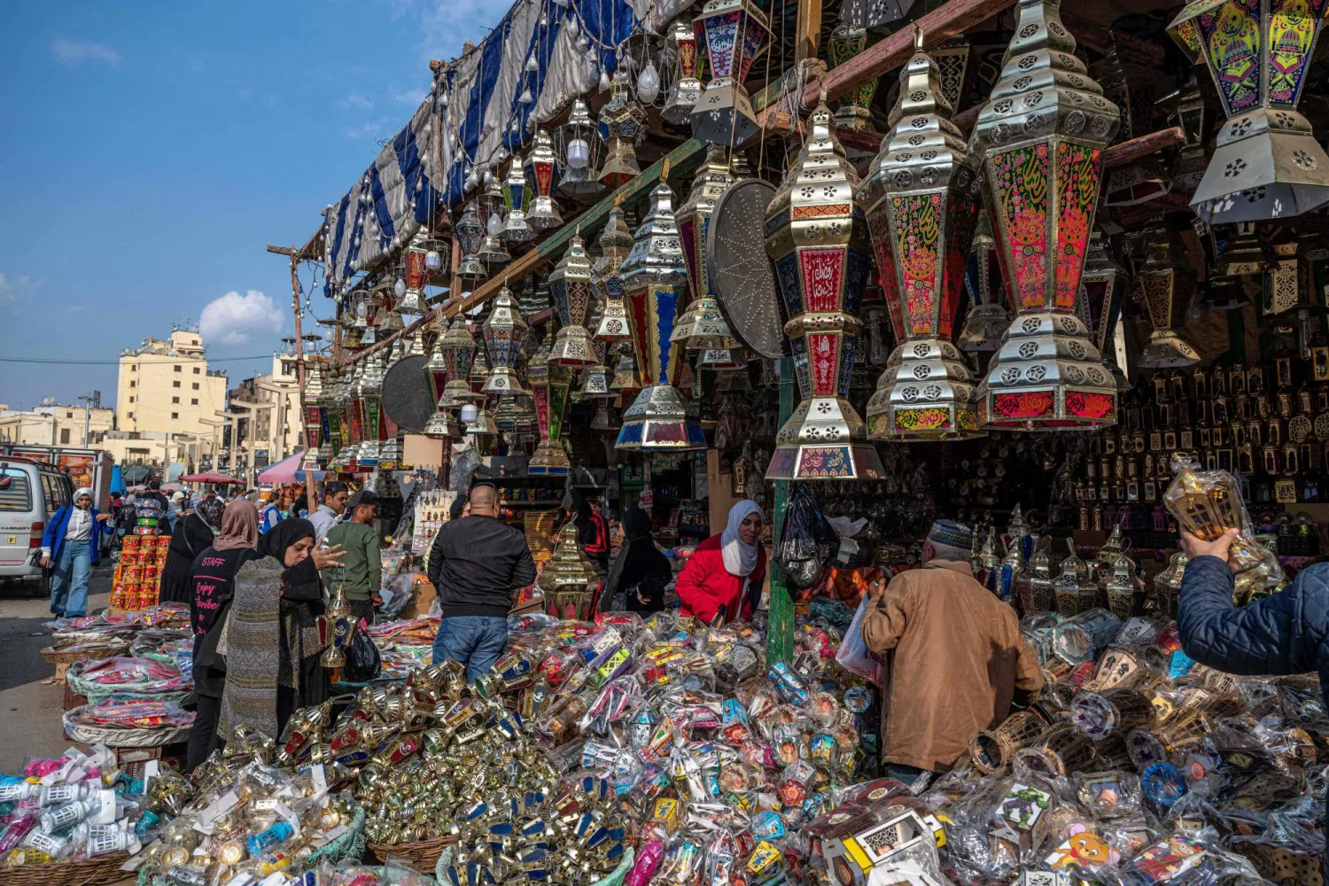 زحام في سوق شعبية حيث تعرض المتاجر فوانيس رمضان وسط العاصمة المصرية القاهرة (أ.ف.ب)