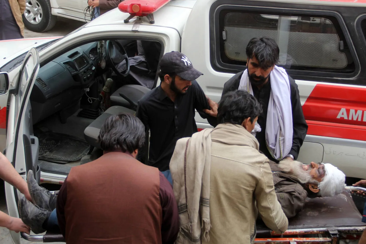 نقل الضحايا إلى المستشفى بعد انفجار عبوة ناسفة بدائية الصنع في منطقة هارناي بإقليم بلوشستان في كويتا بباكستان في 14 فبراير 2025 (إ.ب.أ)