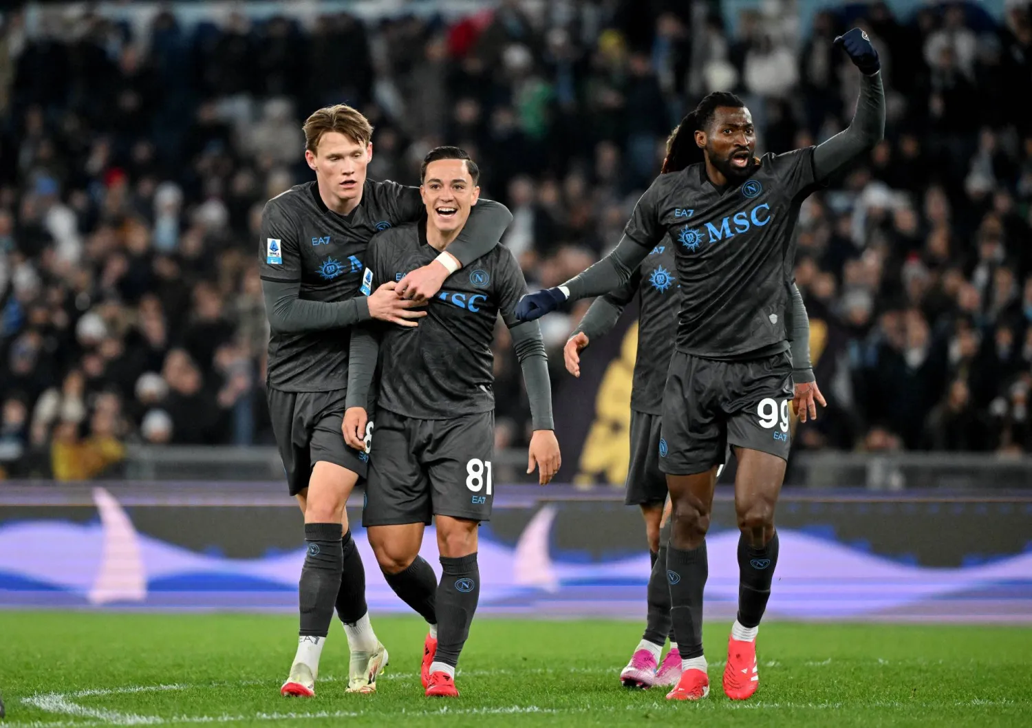 تبقى جولة واحدة قبل مواجهة مرتقبة بين نابولي وغريمه إنتر ميلان (رويترز)