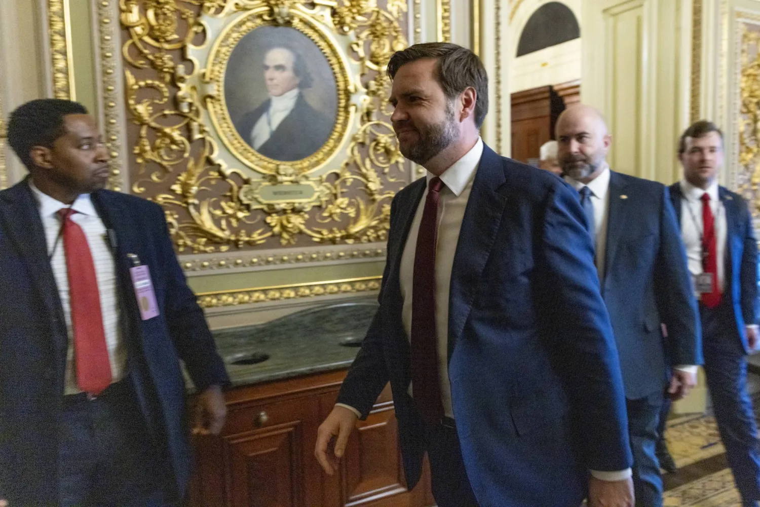 نائب الرئيس الأميركي جيه دي فانس يتوجه إلى اجتماع مع أعضاء مجلس الشيوخ الجمهوريين في مبنى الكابيتول الأميركي في واشنطن 19 فبراير 2025 (إ.ب.أ)