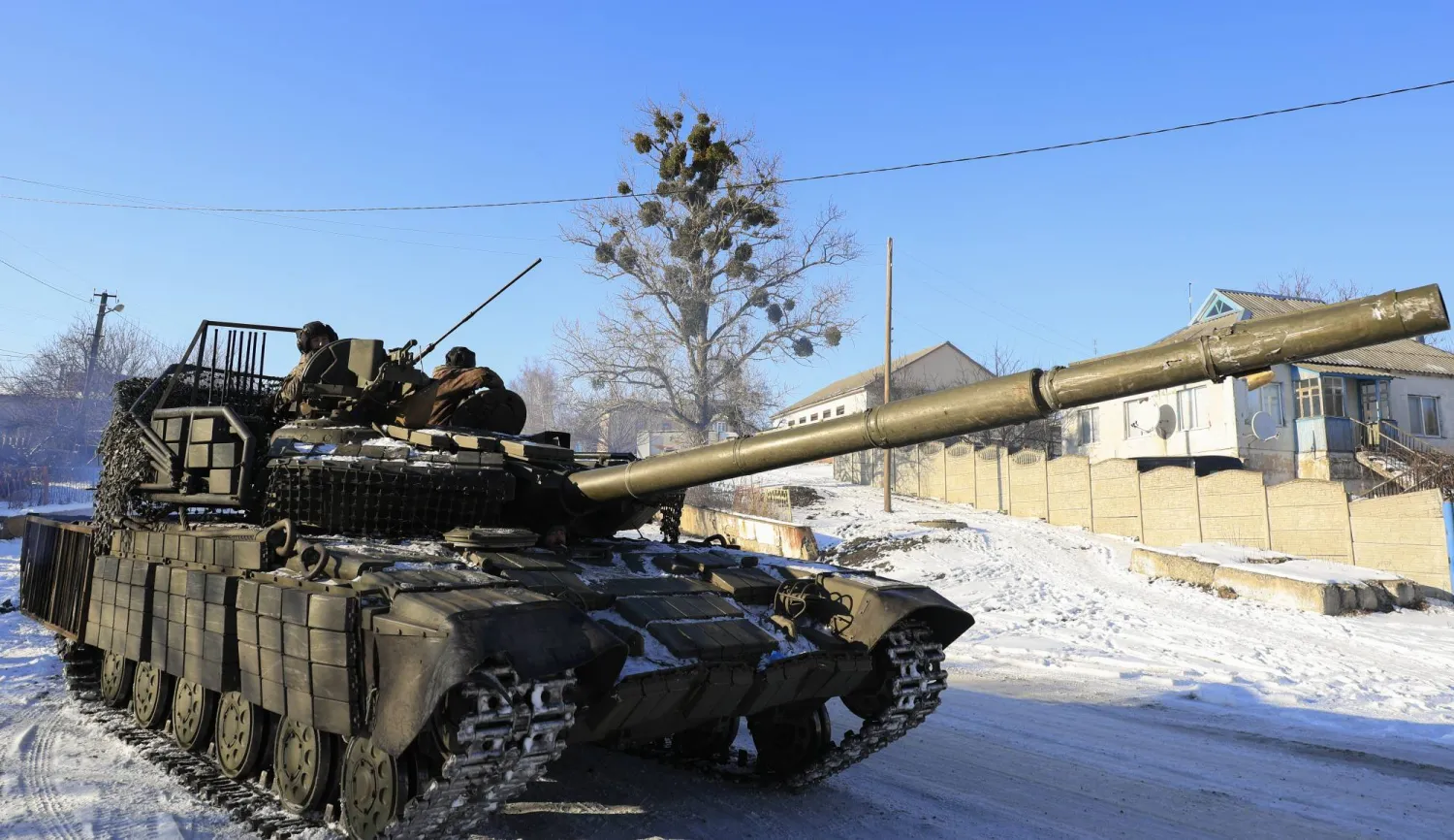 دبابة أوكرانية في مدينة خاركيف (إ.ب.أ)