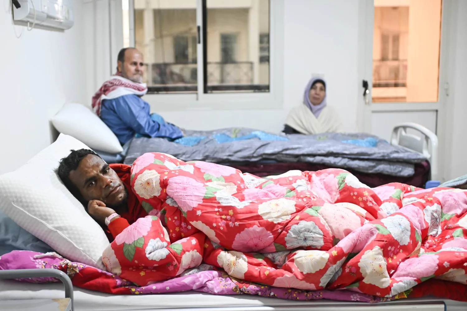 جرحى فلسطينيون يتلقون العلاج في «مستشفى العريش» شمال سيناء بمصر (إ.ب.أ)