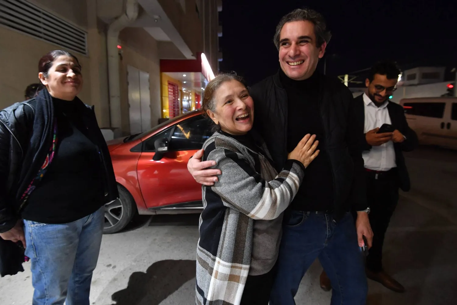 بن سدرين تحيي زوجها عمر المستيري بعد إطلاق سراحها (أ.ف.ب)