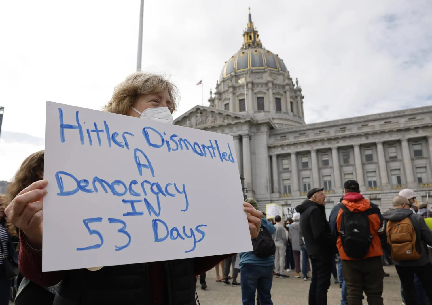 متظاهرون يشاركون في احتجاج وطني مؤيد للديمقراطية ضد إدارة ترمب وإيلون ماسك ويدافعون عن مجموعة متنوعة من القضايا (إ.ب.أ)