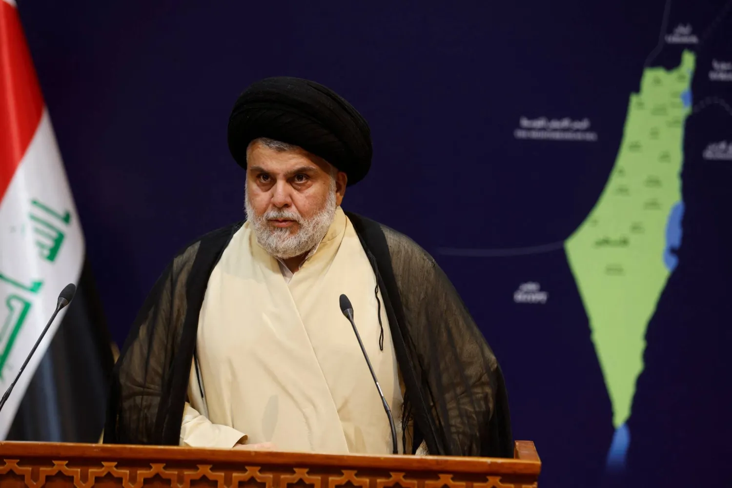 مقتدى الصدر يخاطب أنصاره في النجف في 19 أكتوبر 2013 (رويترز)