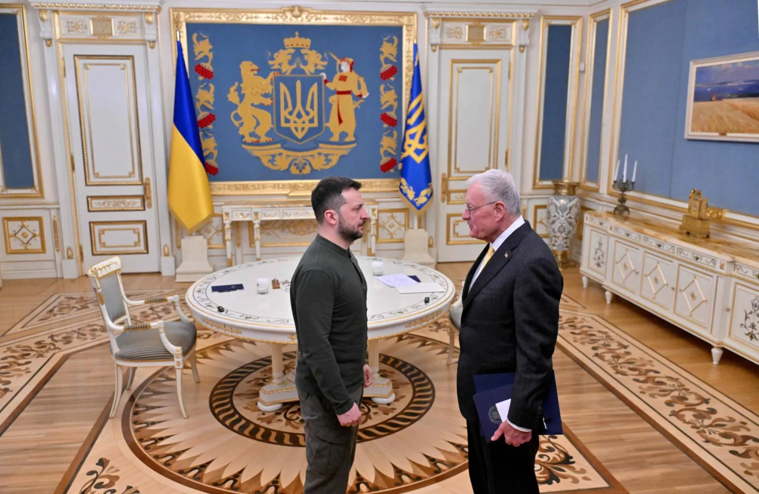 الرئيس الأوكراني فولوديمير زيلينسكي مستقبلاً المبعوث الأميركي الخاص إلى أوكرانيا كيث كيلوغ (أ.ف.ب)