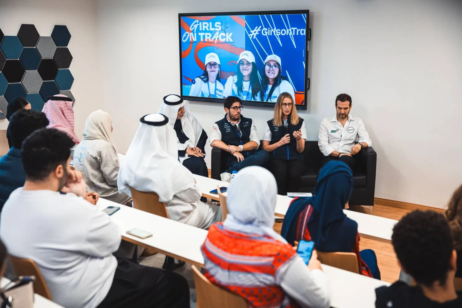 جامعة الأعمال والتكنولوجيا بجدة استضافت الجلسة الحوارية (فورمولا إي)