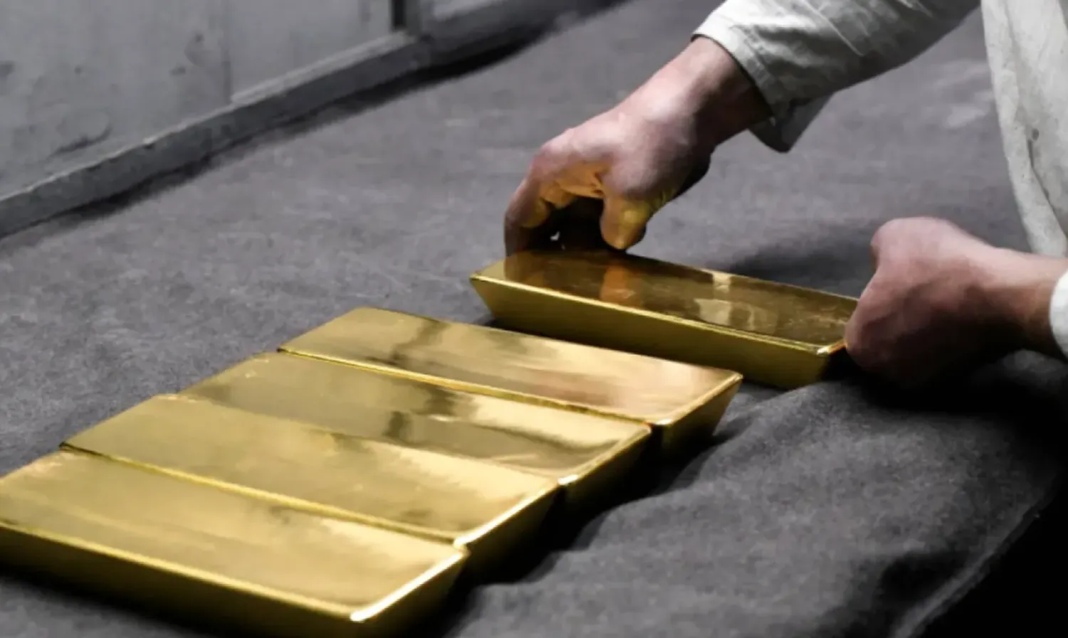 FILE PHOTO: An employee places ingots of 99.99 percent pure gold in a workroom at the Novosibirsk precious metals refining and manufacturing plant in the Siberian city of Novosibirsk, Russia, September 15, 2023. REUTERS/Alexander Manzyuk/File Photo
