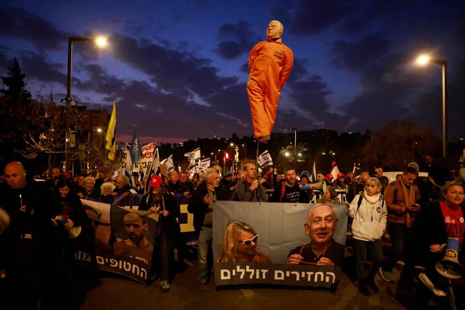 متظاهرون إسرائيليون يحملون مجسماً لنتنياهو بلباس السجن خلال المطالبة بإطلاق سراح الأسرى لدى «حماس» في القدس الاثنين (أ.ف.ب)