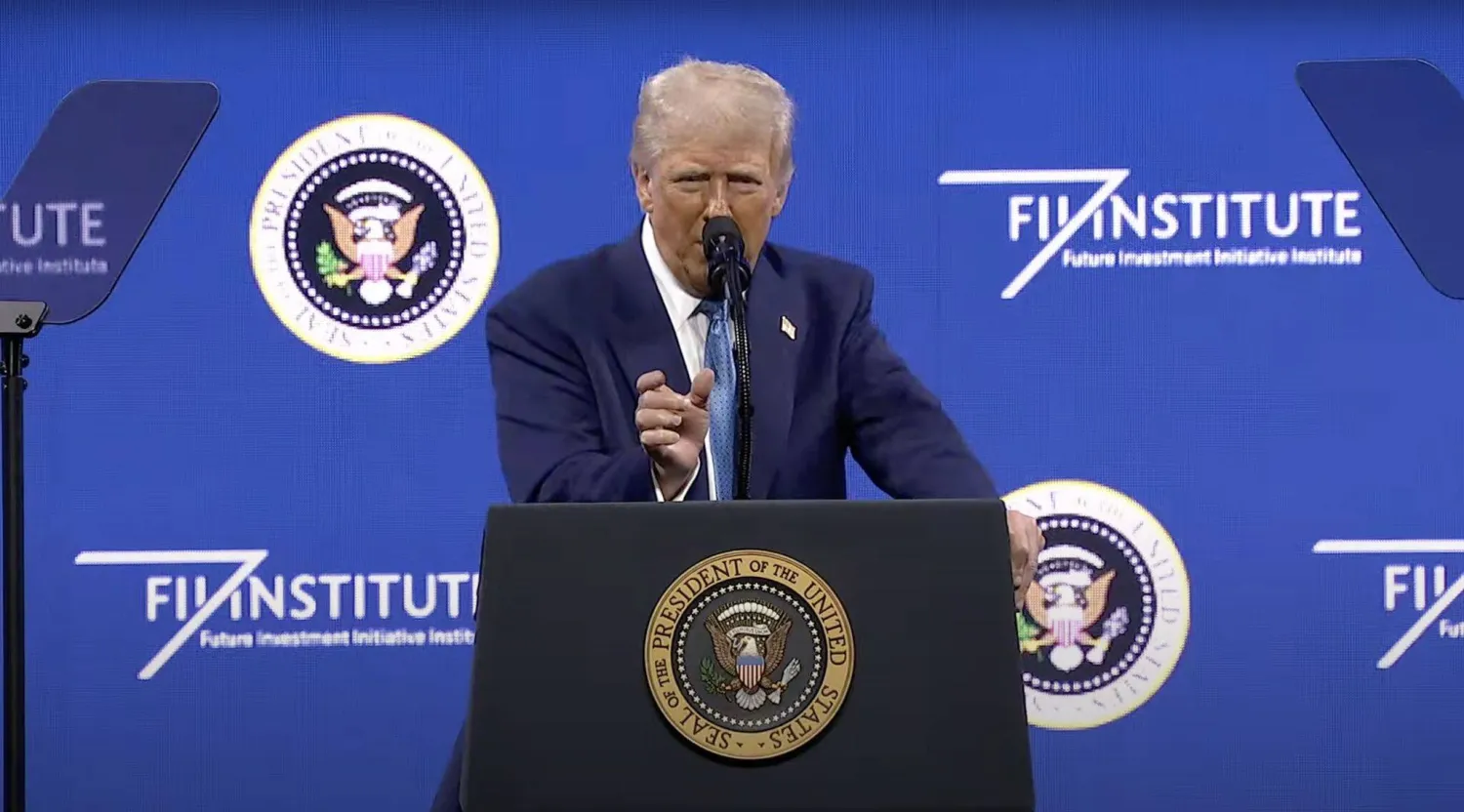 ترمب متحدثاً أمام جمهور مؤتمر «مبادرة مستقبل الاستثمار» في ميامي (إكس)