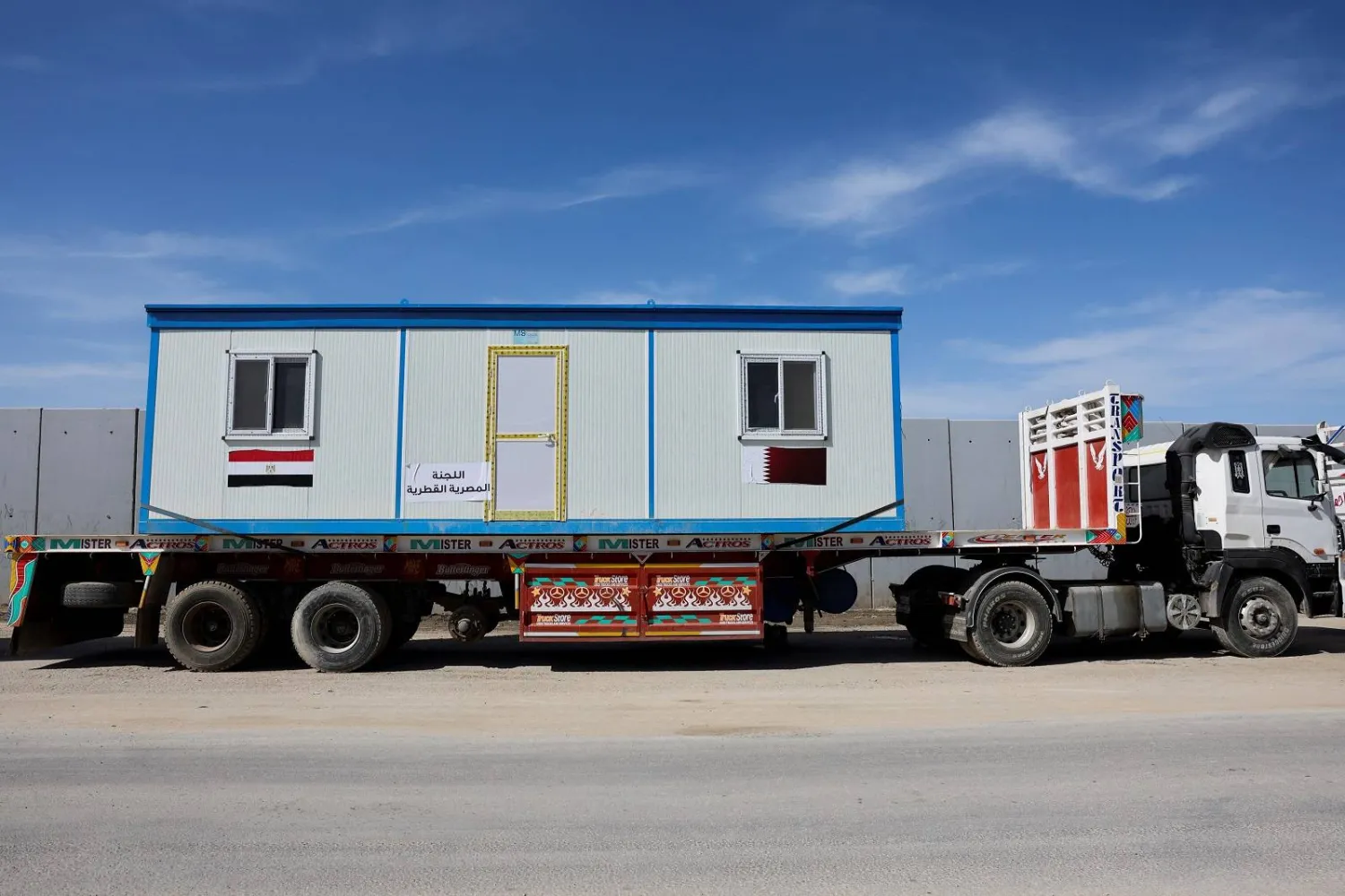 شاحنة تنقل بيتاً جاهزاً قرب معبر رفح الحدودي بين مصر وقطاع غزة (رويترز)