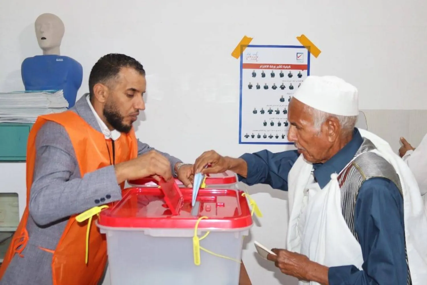 مواطن ليبي يدلي بصوته في أحد مراكز الاقتراع ضمن المرحلة الأولى للانتخابات البلدية في نوفمبر الماضي (مفوضية الانتخابات)