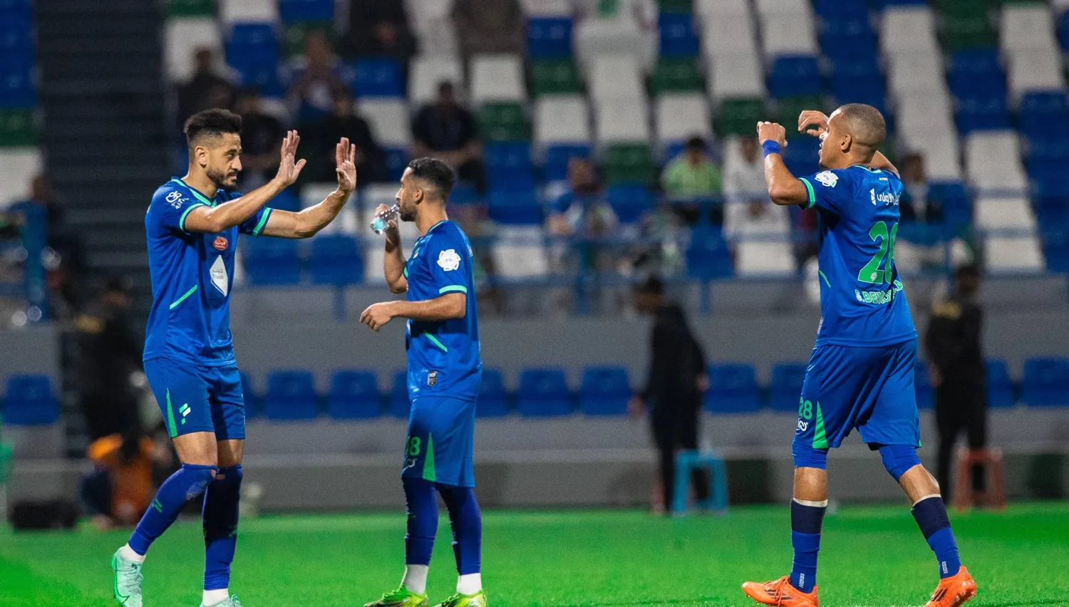 مراد باتنا يحتفل بهدفه في شباك العروبة (تصوير: عيسى الدبيسي)