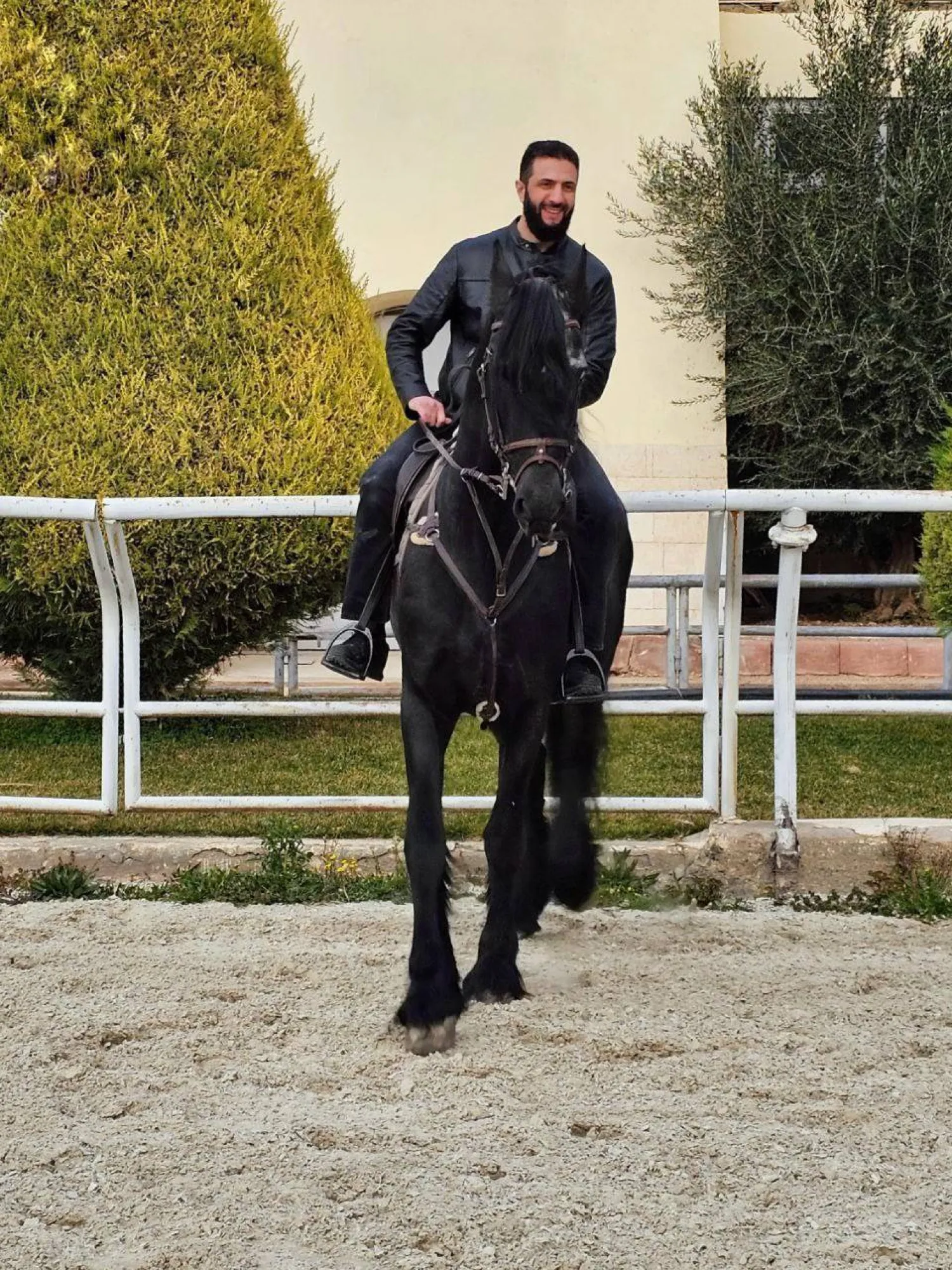 الرئيس السوري أحمد الشرع فوق فرسه الأسود قرب دمشق (متداولة) 