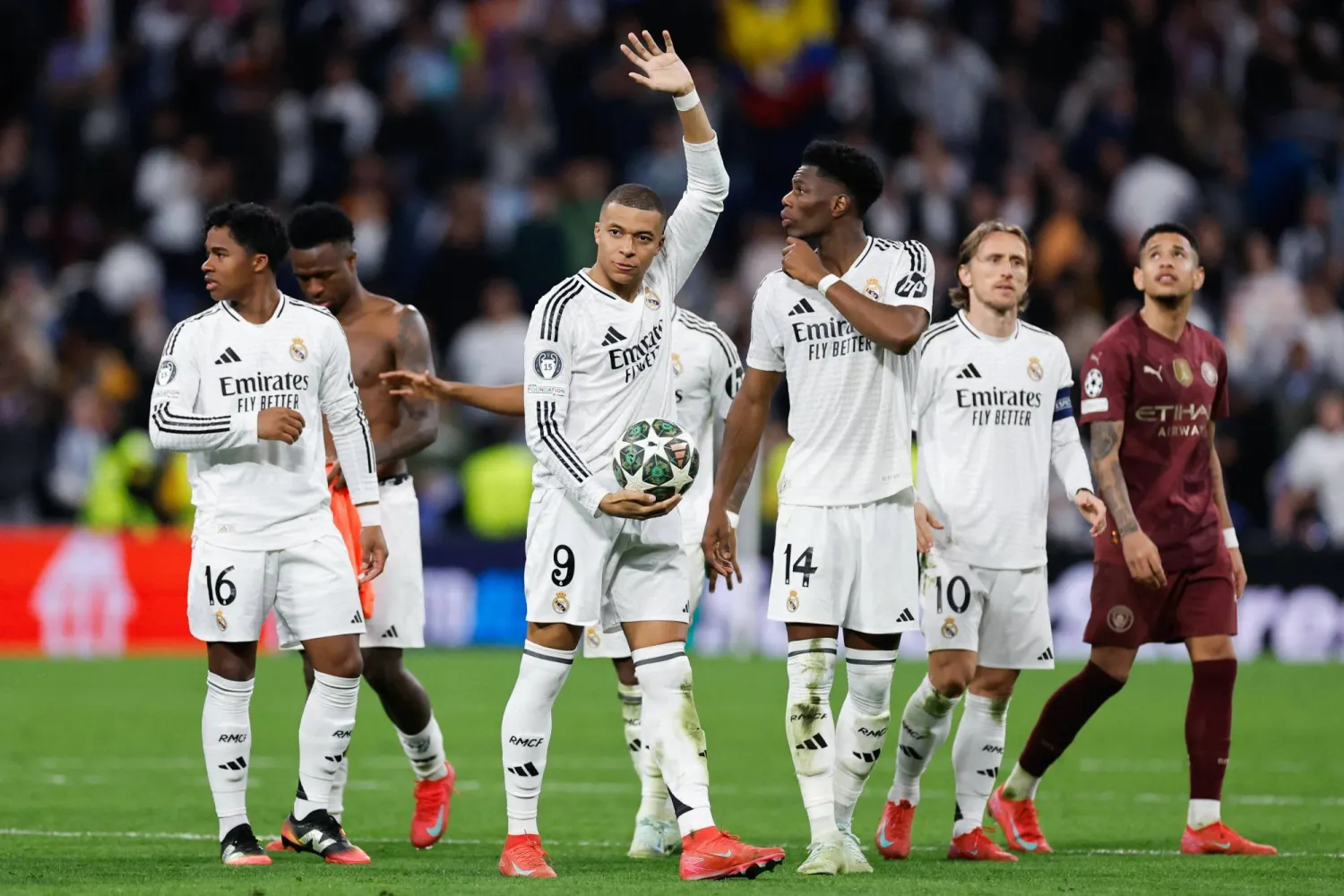 أفضى مستوى مبابي الحالي إلى مقارنته بأعظم لاعبي ريال مدريد عبر تاريخه (أ.ف.ب)