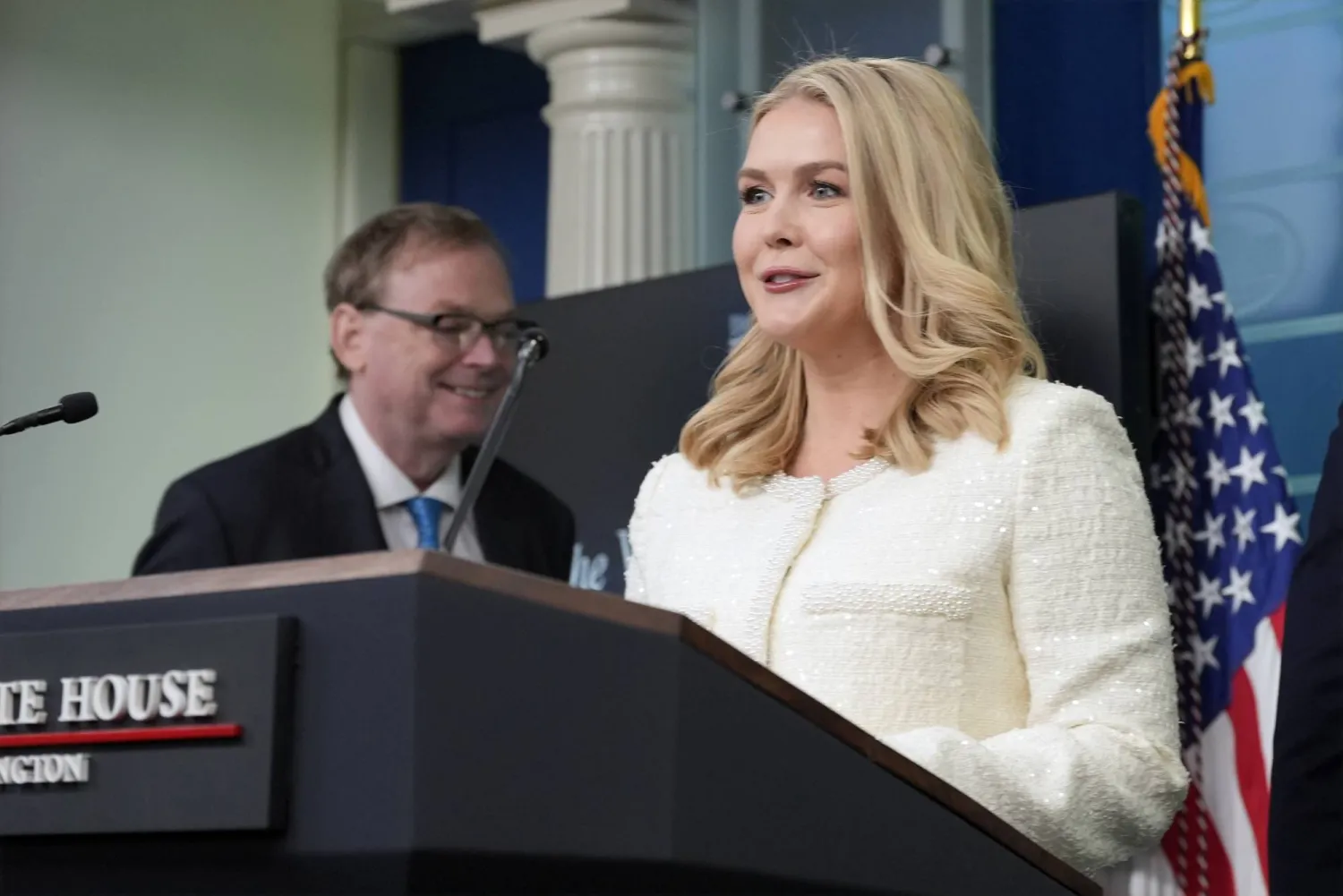 كارولين ليفيت المتحدثة باسم البيت الأبيض خلال إحاطة صحافية (أ.ب)