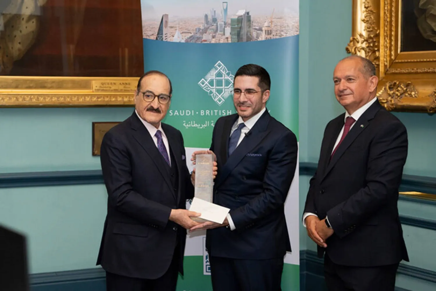 فيصل عباس لدى تكريمه بالجائزة في لندن (عرب نيوز)