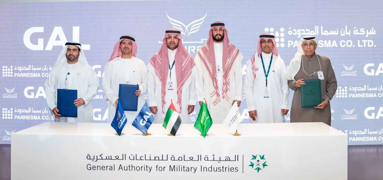 من مراسم توقيع الاتفاقية على هامش أعمال الجناح السعودي في معرض «آيدكس 2025» (الشرق الأوسط) 