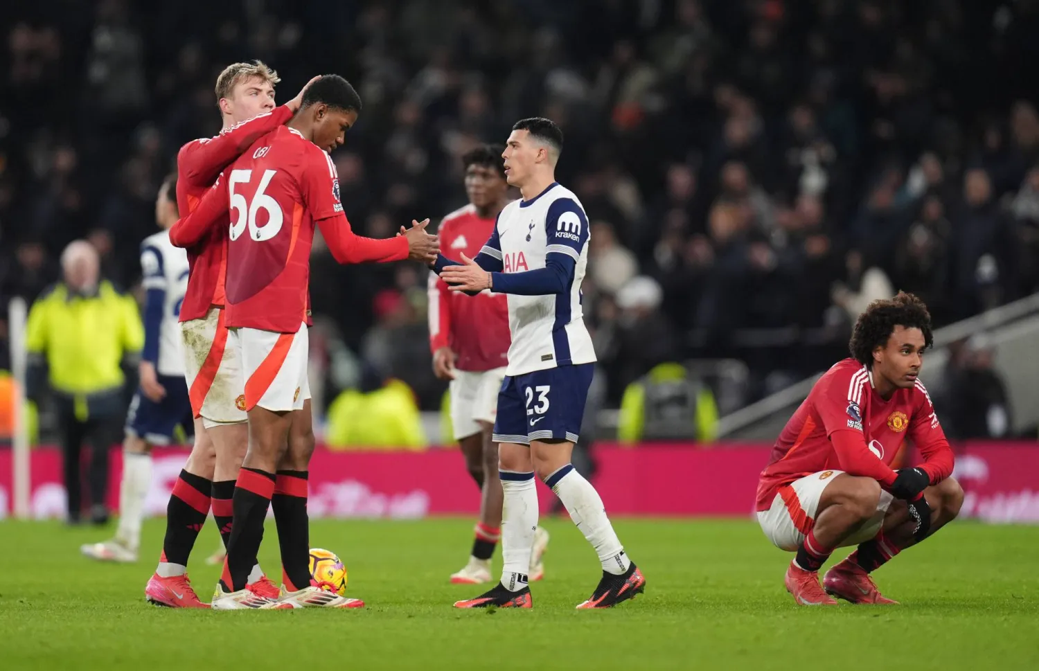 لاعبو مانشستر يونايتد ومشاعر خيبة الأمل بعد السقوط أمام توتنهام (د.ب.أ)