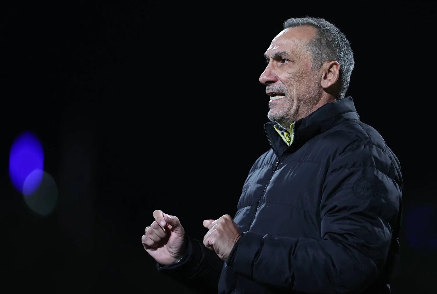 دونيس مدرب فريق الخليج خلال اللقاء (تصوير: سعد العنزي)