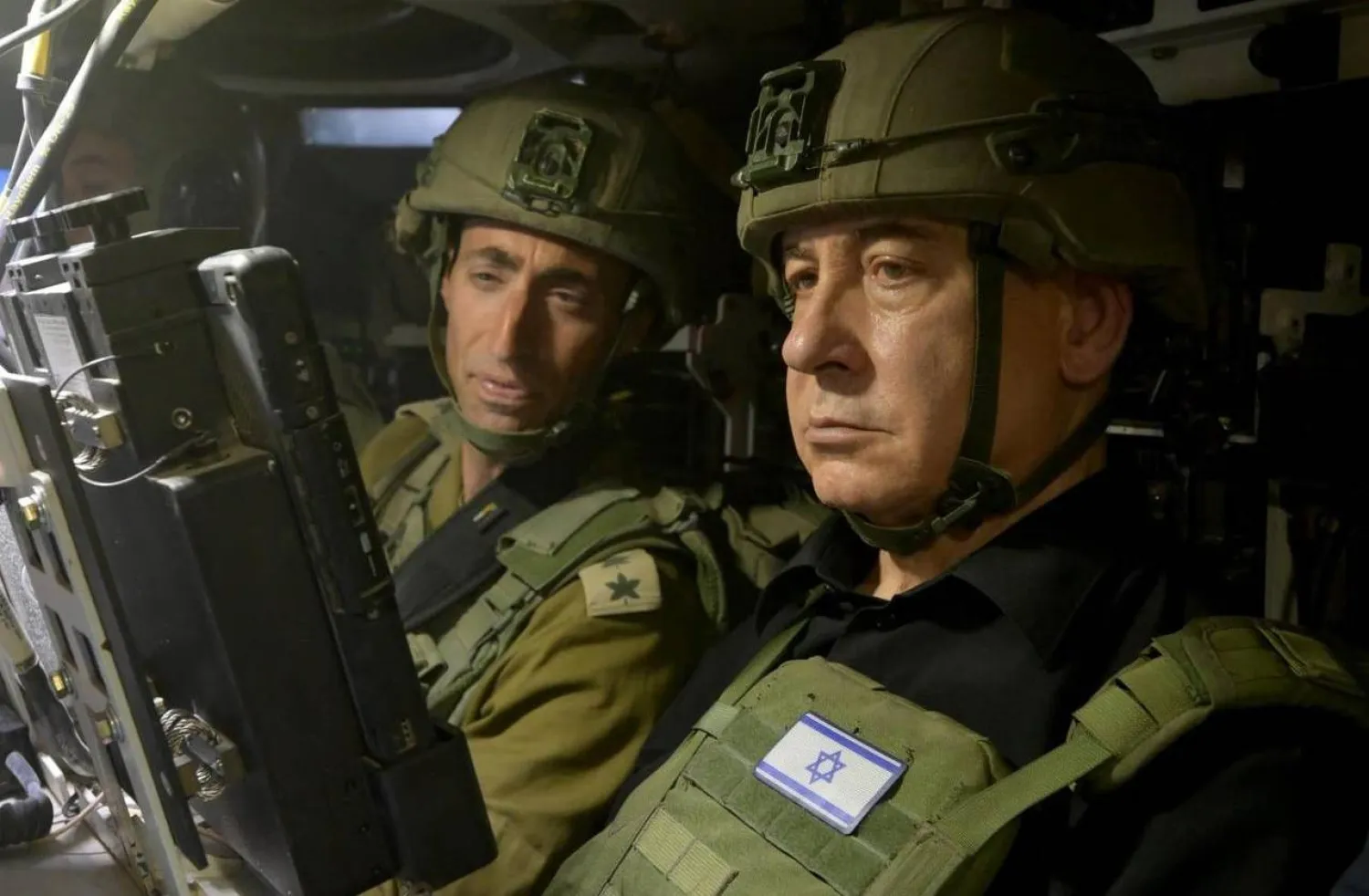 رئيس الوزراء الإسرائيلي بنيامين نتنياهو داخل آلية عسكرية (قناته عبر «تلغرام»)