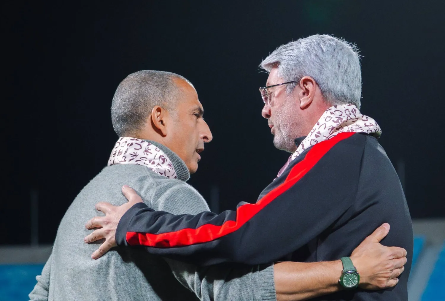 هيلمان رفقة لموشي قبل بداية مباراة الرياض والرائد (الدوري السعودي)