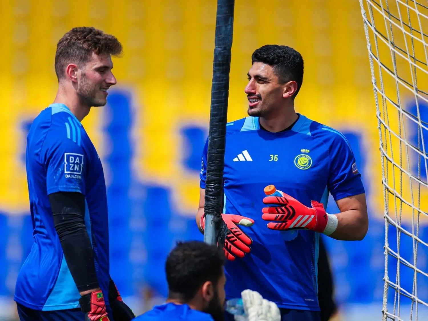 بنيتو حارس النصر مع زملائه خلال التدريبات (نادي النصر)