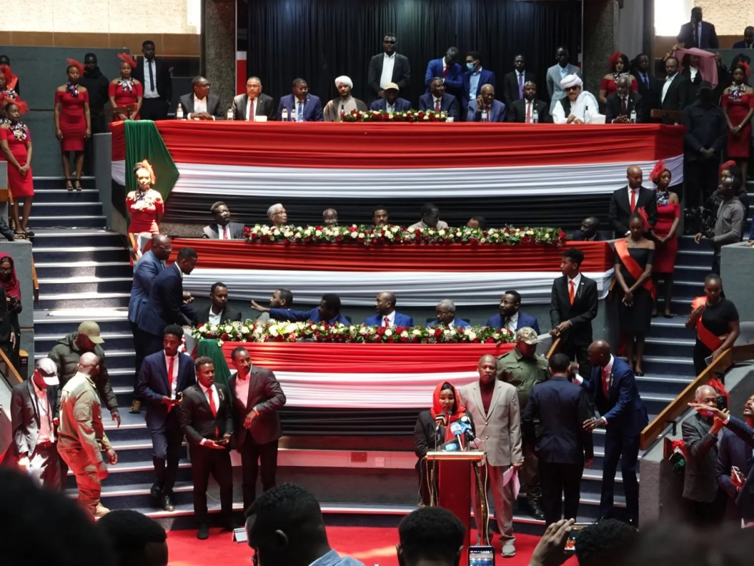 ممثلون لأحزاب سياسية وقادة لحركات مسلحة خلال مشاركتهم في اجتماعات لتشكيل حكومة في المناطق التي تسيطر عليها «قوات الدعم السريع» في السودان بنيروبي الثلاثاء (د.ب.أ)