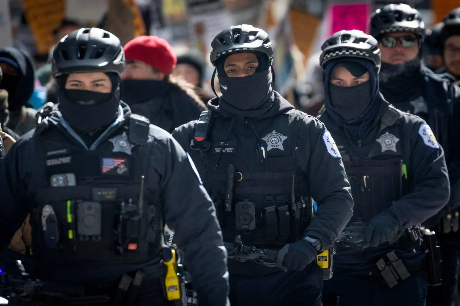 عناصر من الشرطة الأميركية ينتشرون وسط احتجاجات في شيكاغو بولاية إلينوي (أ.ف.ب)